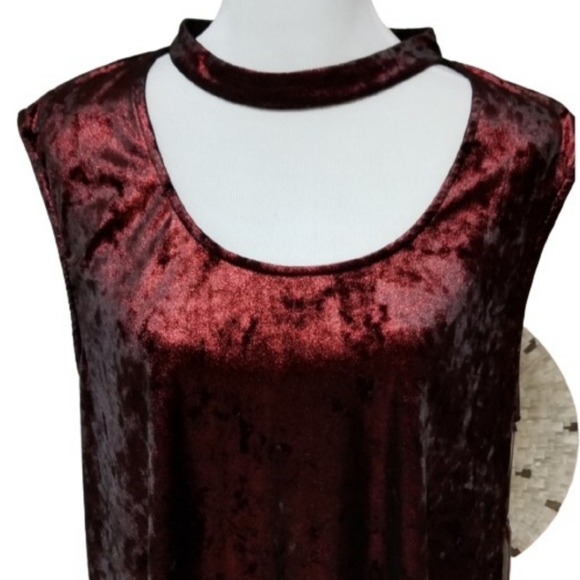 🆕️⬇️Vince Camuto Red Velvet Metallic Choker Top - Picture 3 of 8